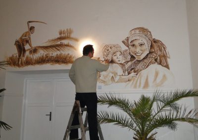 Radim a obrazy na zdi, které maluje