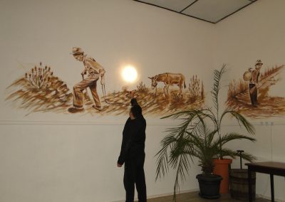 Radim malující na zeď sérii obrazů