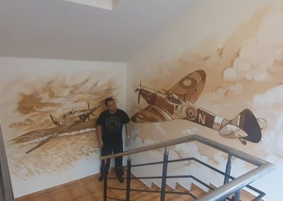 Radim stojící u malby letadel